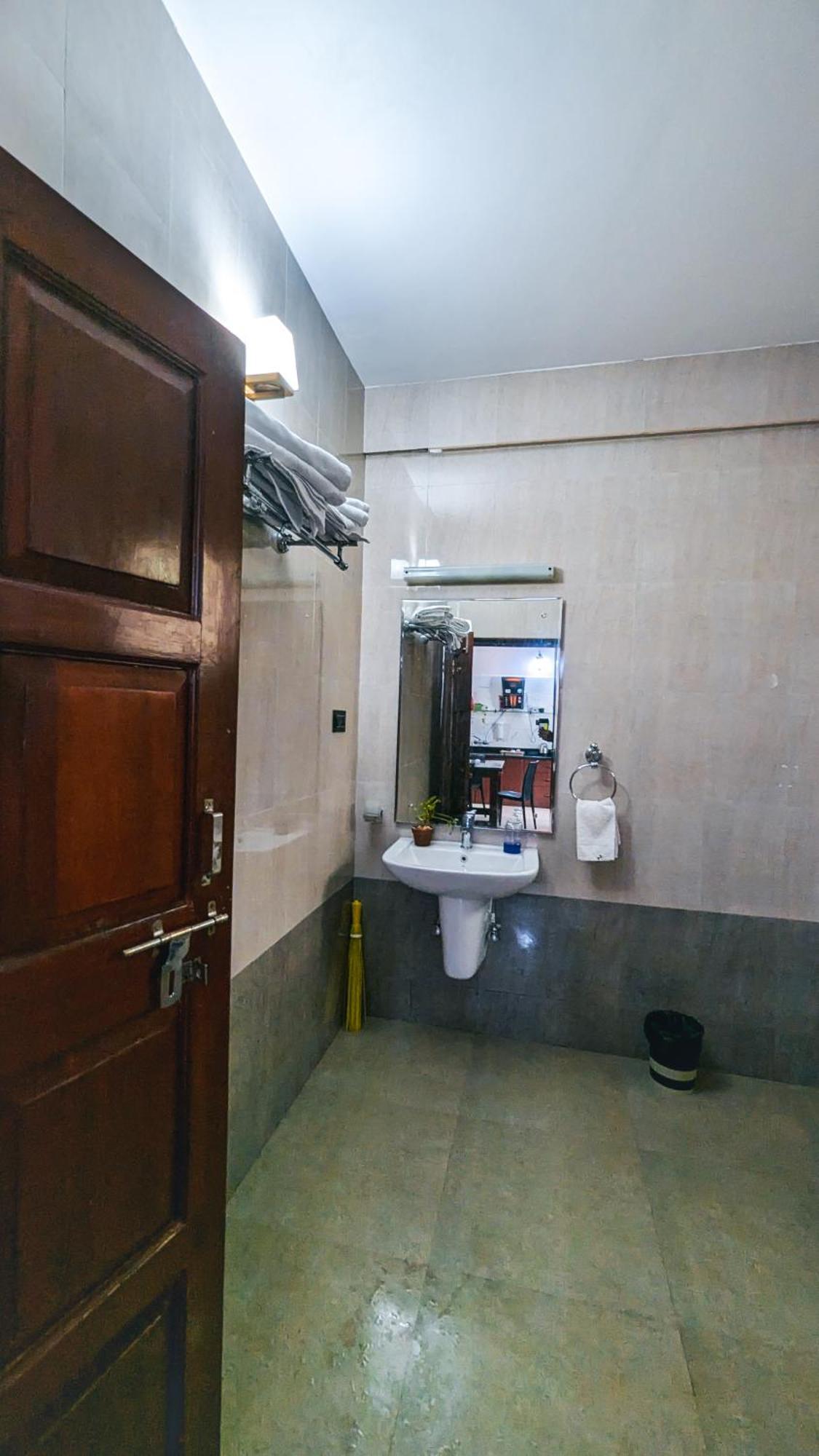 The First House By V3Homestay 4Bhk Private Pool 칼랑굿 외부 사진
